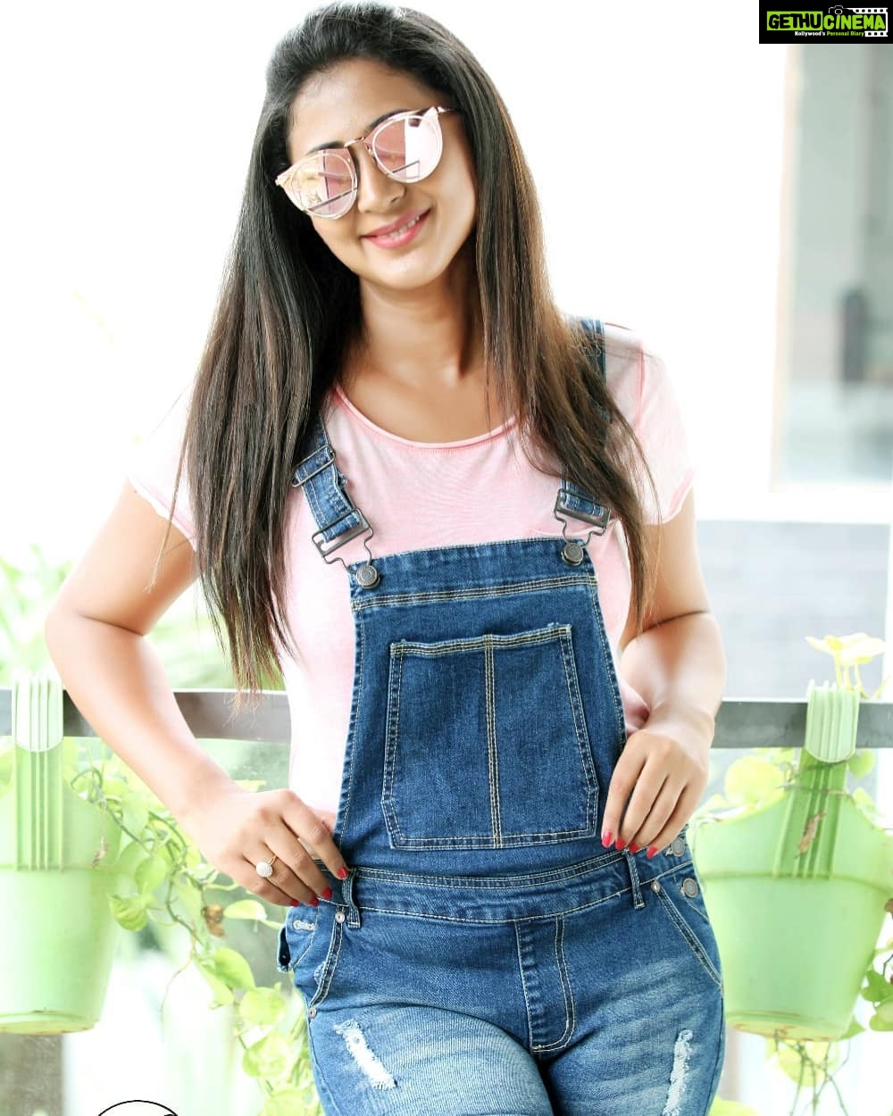 Kaniha Instagram - "Stumbling blocks or stepping stones it all depends on the way you treat them." Have a great weekend❤ #staypositive #optimism #goodvibes #kaniha #lifeisgood #tgif Chennai, India
