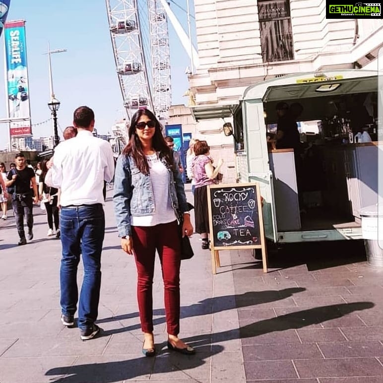 Kaniha Instagram - Not too long ago.. When I was exploring London The Joys of solo travel❤ #wanderlust #londondiaries #traveldiaries #solotravel #throwback