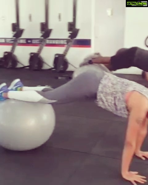 Kaniha Instagram - Strengthening exercise for the core and shoulder. Fell twice ๐ but I kept trying and will continue to try till I get this right๐ช๐ช "Whatever it maybe, Never Give up until you've given your 100% ." Thankooo @chotuat ๐ค @bigboy_avr #f45neelankarai #f45training #f45pipeline #swissball #swissballworkout #nopainnogain #fridayworkout #hiitworkout #f45 #tgif