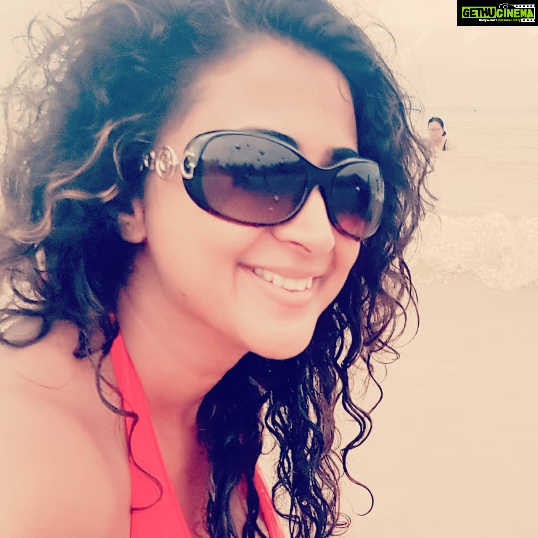 Kaniha Instagram - Aaahh the curls I miss 'em.. All it takes to get that smile and those curls are the sea breeze & the relentless ocean 🤣 #tbt #krabi #smiles #oceanlove #kaniha #throwback