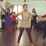 Kaniha Instagram - So much fun learning..grooving..to Sridhar Master's kewl steps... Round 2 rehersals going on for #keraladanceleague @arsridhardanceacademy Oh wait!!!jus saw my lil fellow in the background haha story of a mom❤🤗❤