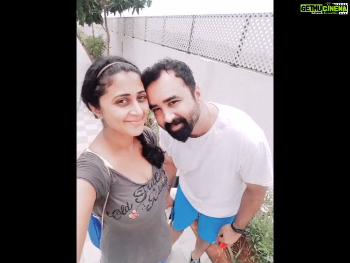 Kaniha Instagram - Sound On📣📣 When I dragged Shyam to do a karaoke and recorded ourselves singing one of my fav songs. Was so much fun doing this..laughing,giggling and goofing around as always..