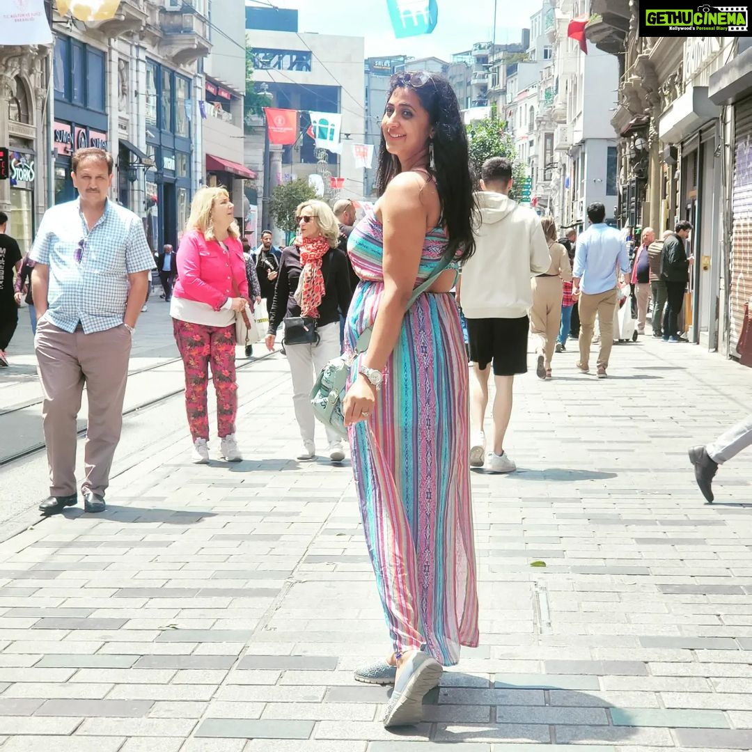 Kaniha Instagram - The best part of being on a holiday.. U dont realize its a monday.. Coz it feels like a weekend always 😁😉 How can I miss saying hello!! Day #3 @ Istanbul Turkey #vacation #istanbulturkey #turkey🇹🇷 #happyme Istiklal Street, Takseem, Turkey