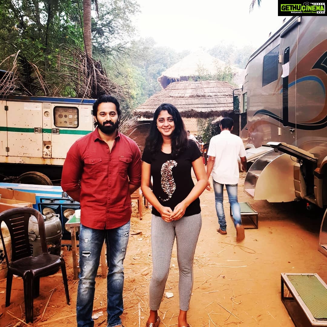 Kaniha Instagram - Chatting away with @iamunnimukundan at our location.. #mamankammalayalammovie #mamankam @mamankam_verified #costars #kaniha #unnimukundan #anusitara Ottappalam, Kerala, India