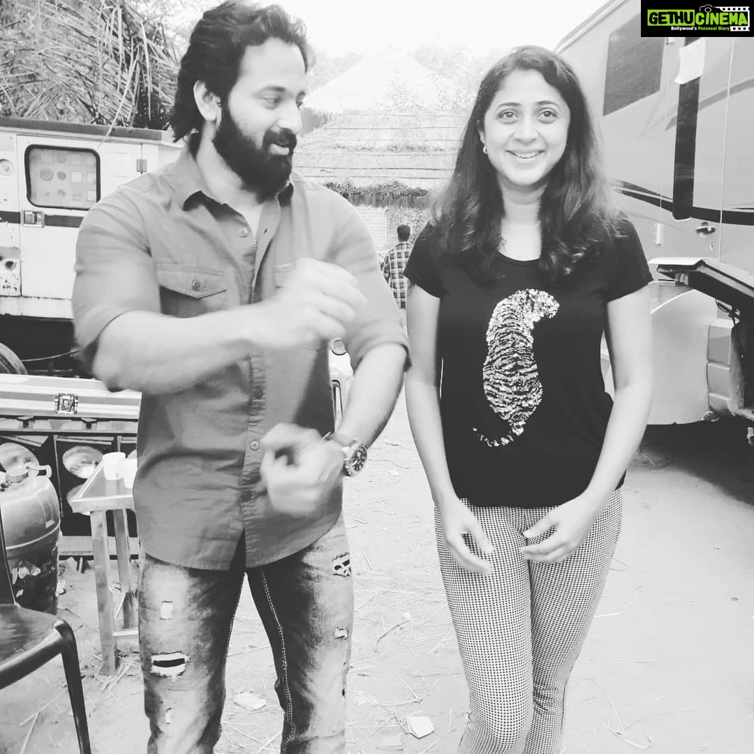 Kaniha Instagram - Chatting away with @iamunnimukundan at our location.. #mamankammalayalammovie #mamankam @mamankam_verified #costars #kaniha #unnimukundan #anusitara Ottappalam, Kerala, India