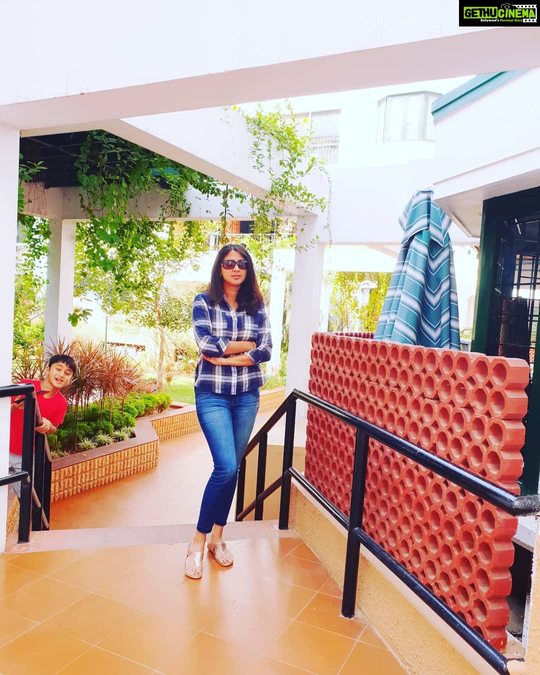 Kaniha Instagram - Love for Checked shirt always... Look at the photo bomber..😍 #checkedshirt #denim