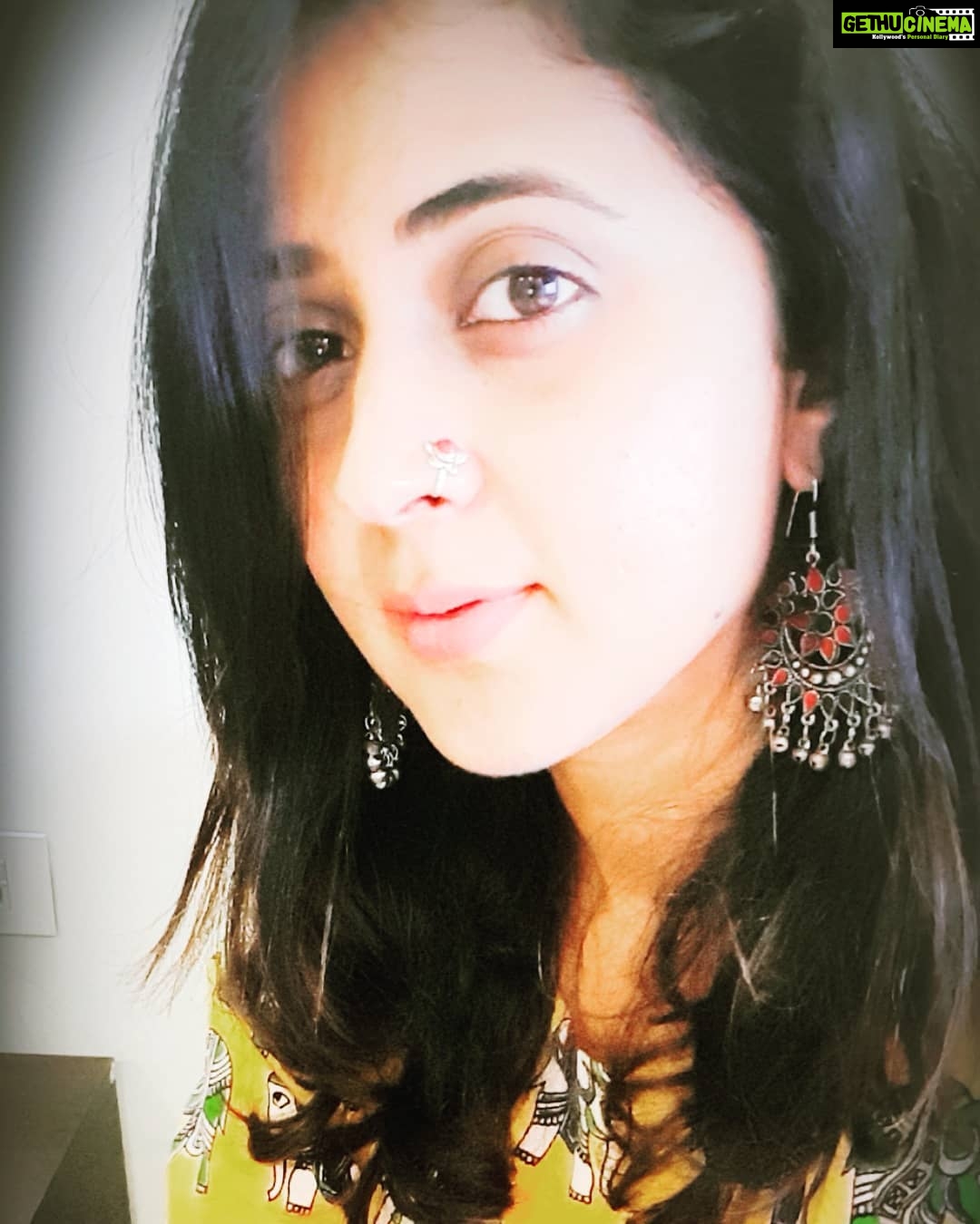 Kaniha Instagram - Love shopping at The Santhai in Kalakshetra.. Flaunting My newest buy today the earrings and nosepins😋😋(newest craze) #nosepins #ethnic Kalakshetra Foundation