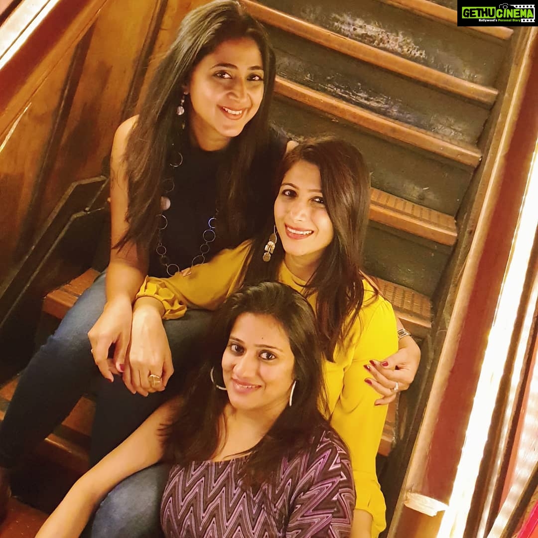 Kaniha Instagram - Saying byes are never easy..especially to family and this fabulous bunch...c yall in summers @deepa3310 @dzeedeez @revrag