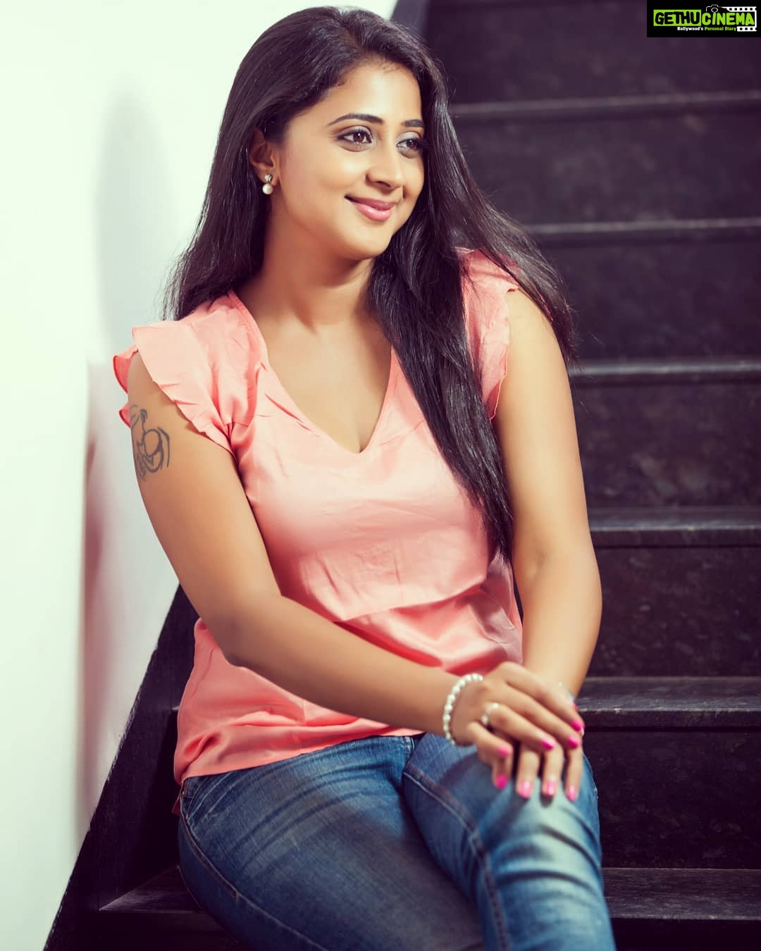 Kaniha Instagram - "Never regret anything that makes you smile" Never underestimate th power of a smile.. Keep Smiling 🙂🙂