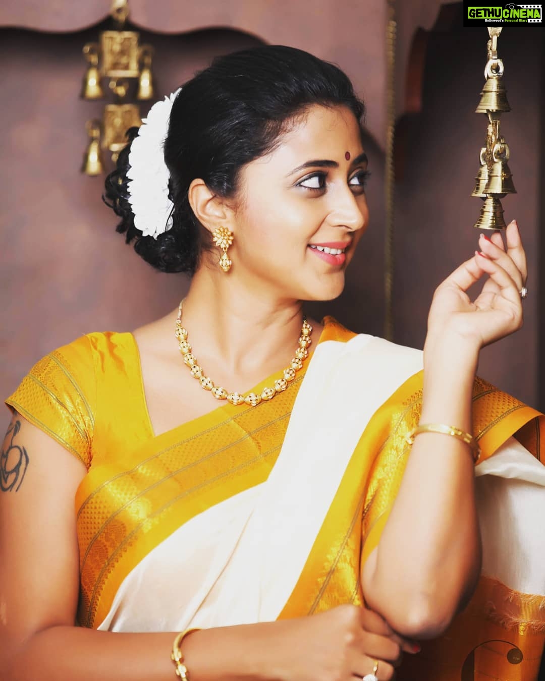 Kaniha Instagram - Happy Karthigai to all..🙂 #kaniha #traditional #karthigai