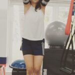 Kaniha Instagram - I never start my day like its just another day because Its a brand new day.. #abcrunches #hangingcrunches ..Holding weights in my feet. These recruit your ab muscles for strength, and external and internal obliques for stability. @f45_neelankarai