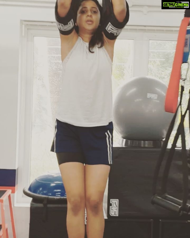 Kaniha Instagram - I never start my day like its just another day because Its a brand new day.. #abcrunches #hangingcrunches ..Holding weights in my feet. These recruit your ab muscles for strength, and external and internal obliques for stability. @f45_neelankarai