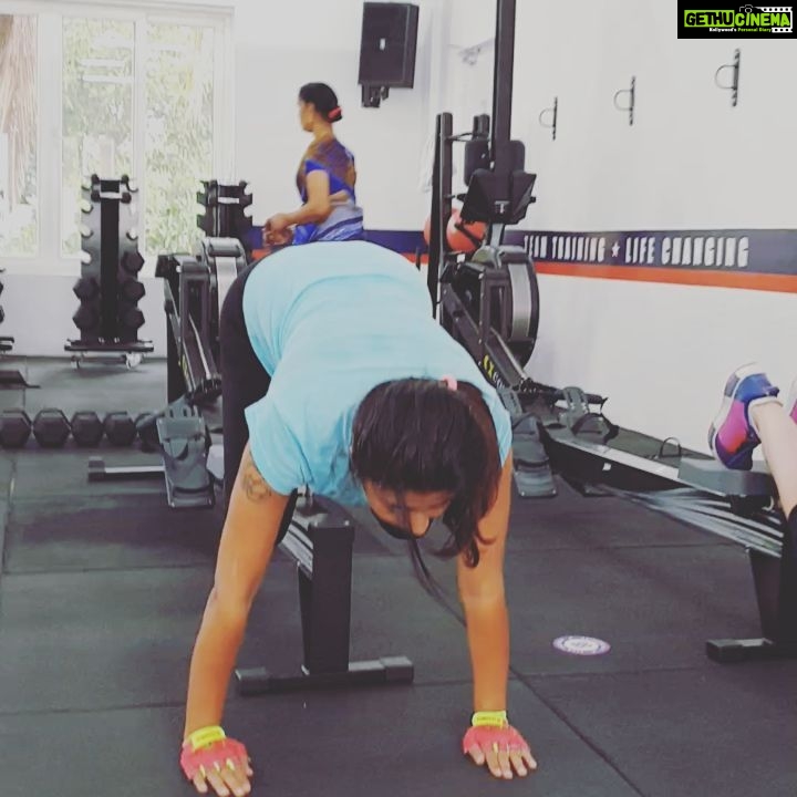 Kaniha Instagram - "You are always a workout away in setting your day right" ##Bear crunches on a rowing machine## #nosweatnogain @f45_neelankarai