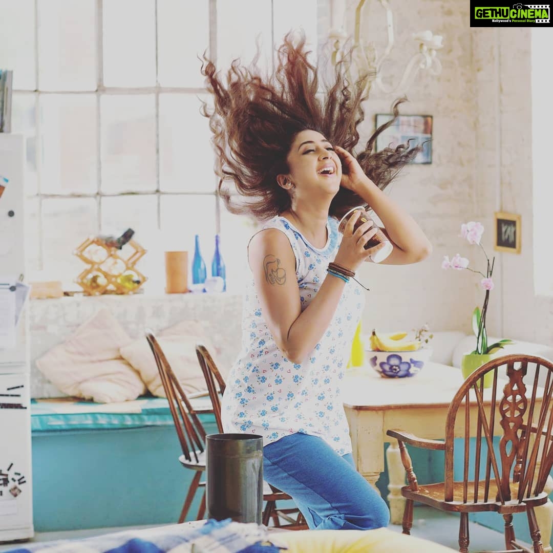 Kaniha Instagram - Electrocuted??🤣 "Its nice to let your hair down and enjoy sometimes..." literally 😋 #photoshoot #Nstyle #kaniha