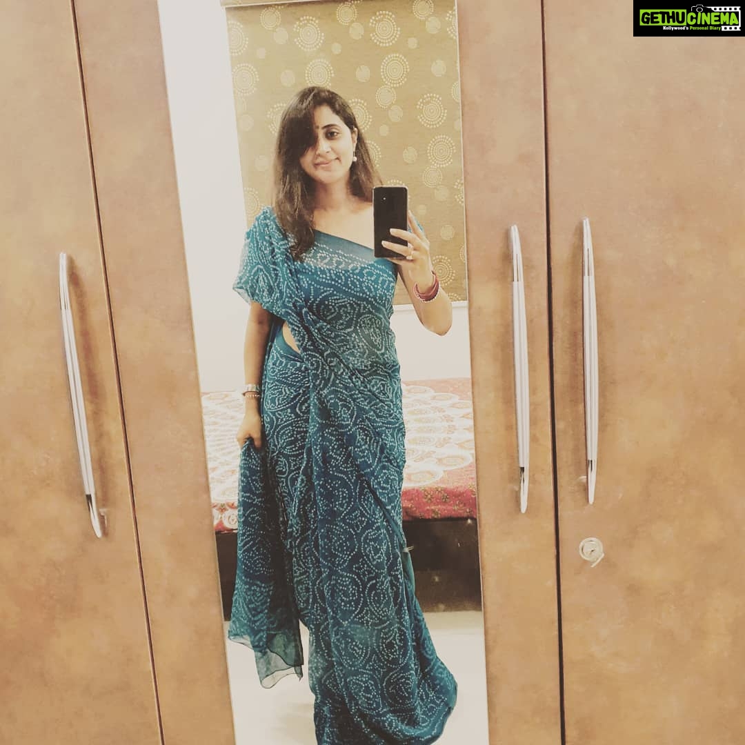 Kaniha Instagram - Wearing a 10 year old Bandhini saree I picked up at an exhibition andd hurray the 10 year old blouse fits๐๐ #smalljoys #sareelove #ethnic #bandhinilove #navratri