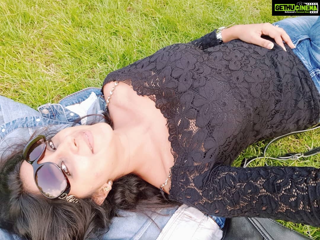 Kaniha Instagram - The pleasure of just laying on the green grass spread out like a carpet.. #throwback #londondiaries🇬🇧 #hydepark #happiness