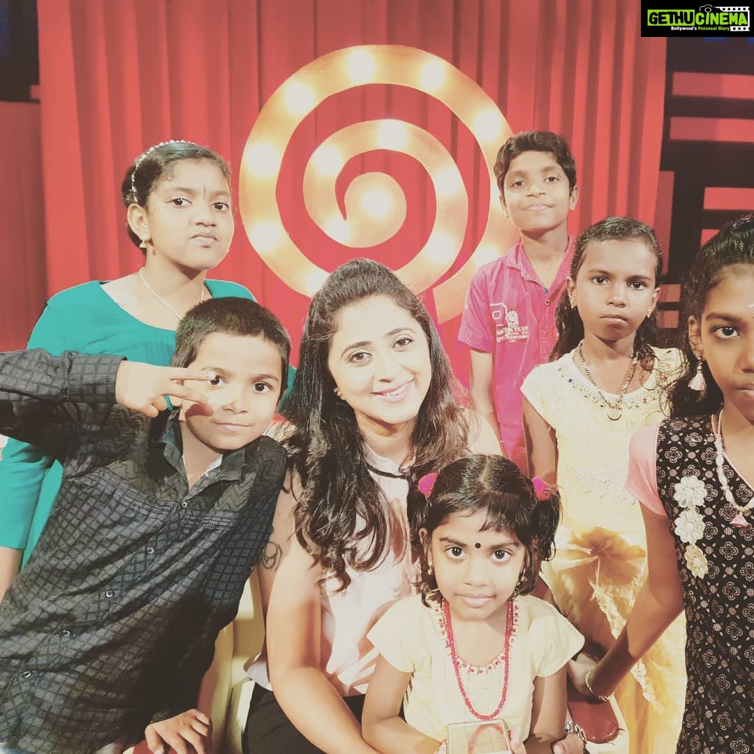 Kaniha Instagram - With my little fans..Thankful for the love.. Splash of colors @asianet #kaniha #trivandrum @dramathemovie Promotions #comedystarsseason2