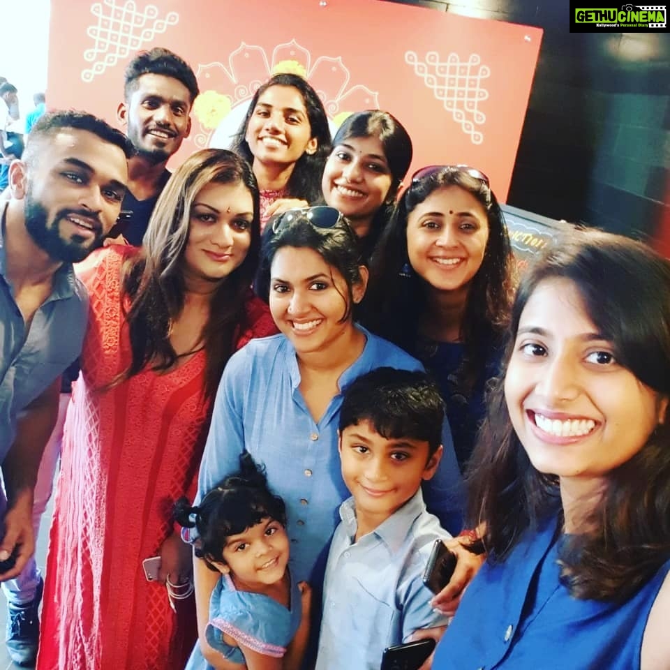 Kaniha Instagram - Fun lunch at @maduraijunction today.. @apsara_official @kuttisurf @bigboy_avr @kirthi_muralikrishnan @parvathynr83 @divya.nagrajan @its_lonewolf_ #maduraijunctionrestaurant #ecr #biryani #saapaadu