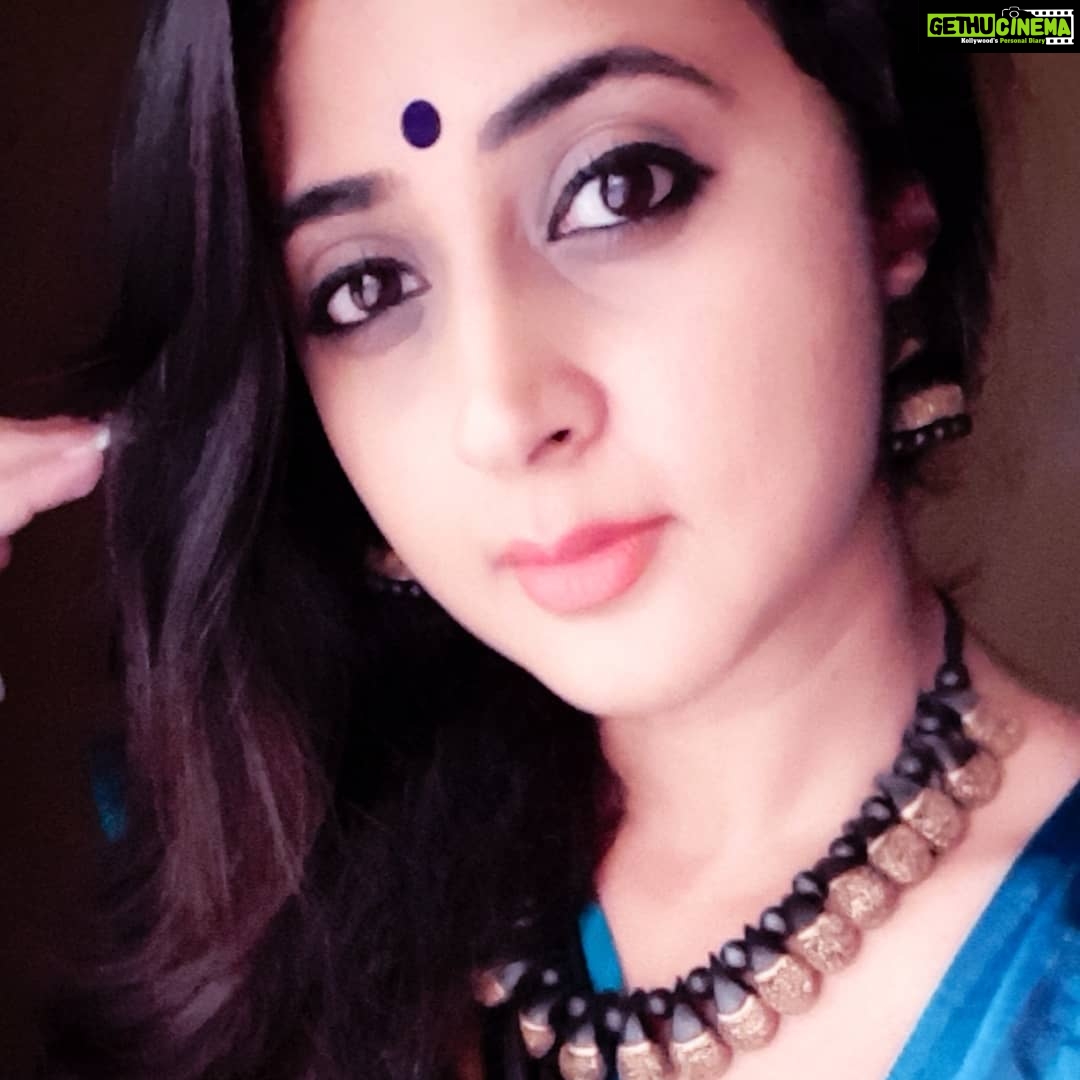 Kaniha Instagram - Was always told black is not auspicious..but Black hs always been my first love..My wadrobe isfilled with blackoutfits.. Wearing my favorie black kanchvaram saree today.. #blacksaree #terracottajewellery #ethnic #goluhopping