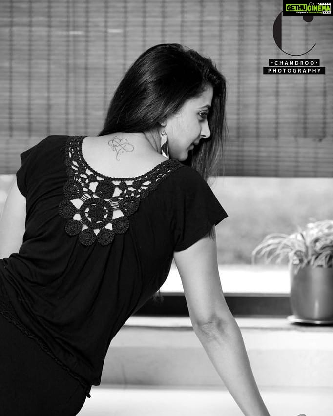 Kaniha Instagram - #blackandwhitephotography #monochrome #profile #ladyinblack @iam_chandroo Thankoo for the awesome clicks...what fun..Cant wait to see em all!!