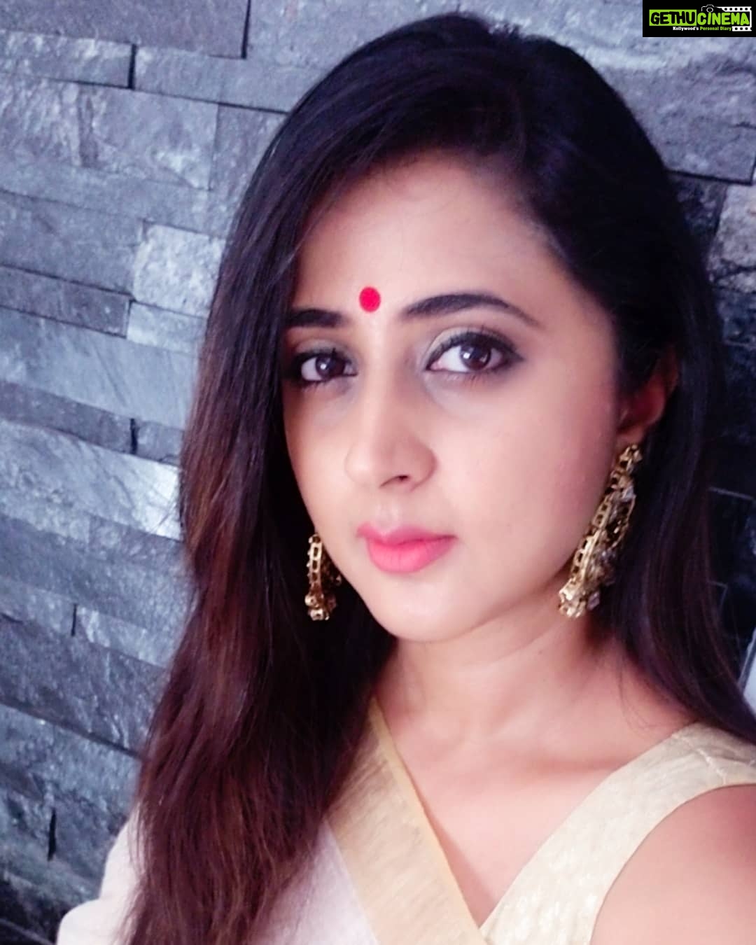 Kaniha Instagram - Dunno why I seem to like this selfie 😊#selfies#ethnic
