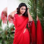 Kaniha Instagram – Painting your phone screen with a bit of red!
Hope you don’t mind!
❤️❤️
For the love of red!
#redsaree❤ #sareelove #sixyardsofred #sareesofinstagram #shiffonsarees #sareelovers Chennai, India