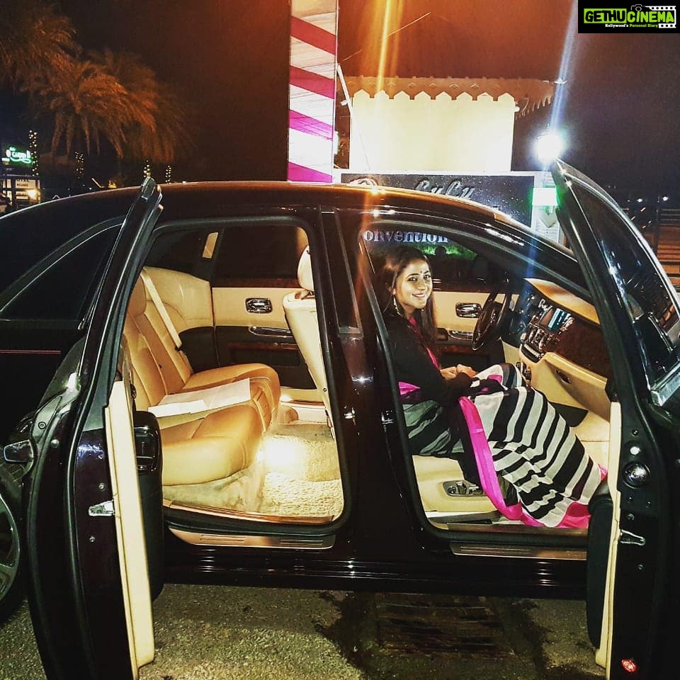 Kaniha Instagram - This is the closest encounter I have had with a #rollsroyce ..thanks to @anjoom_kt What a beautiful car!! Maybe someday I'll own one who knows hehe๐ I love daydreaming you see๐๐