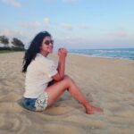 Kaniha Instagram - YOLO! On the shores of Chennai by the Bay of Bengal! 🌊🌊 #lifeisabeach #hightidelowtide #lifeissimple #sandkissed #sunkissed Chennai, India