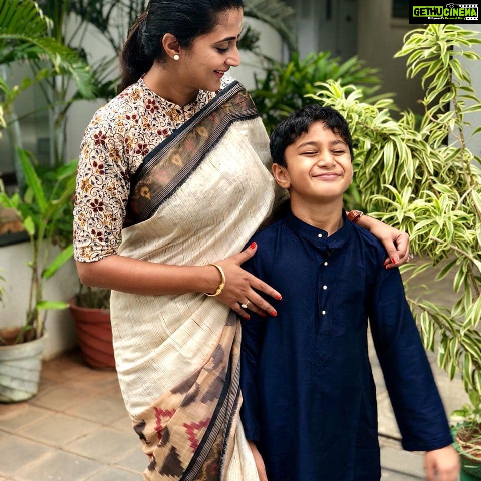 Kaniha Instagram - #simpleissweet#cottonsaree#momandson Have a happy weekend 😘😍