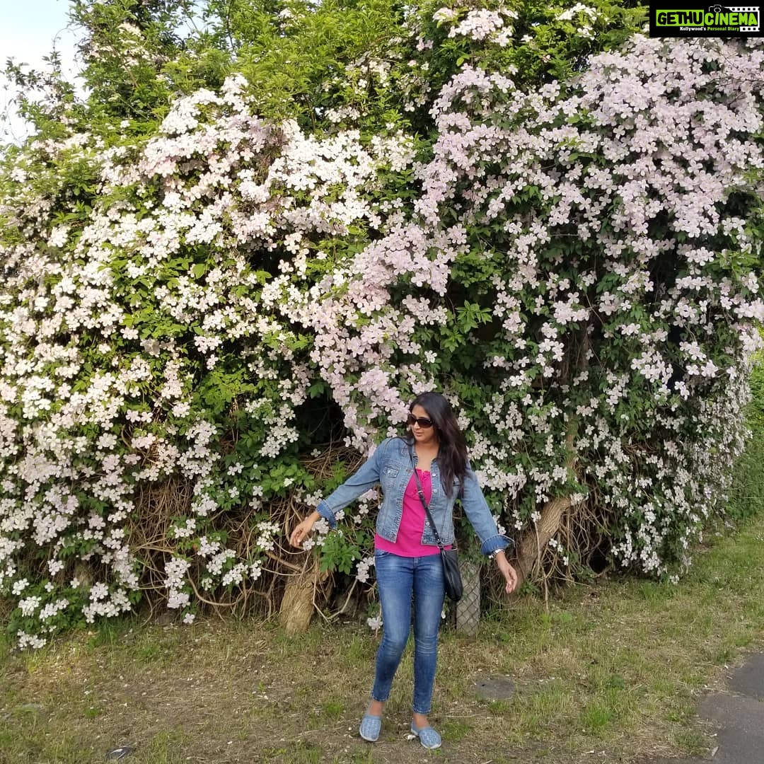 Kaniha Instagram - An early pack up means Walking by the country side and being merry #weekend #londondiaries Happy weekend🤗