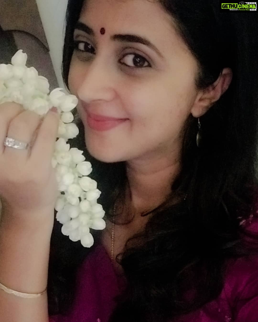 Kaniha Instagram - Spent 6 years of my teens in Madurai.. Love the city that literally never sleeps..sounds of the clink clank as they make kotthu parotta..hot hot halwa..most hospitable people..and the mallipoo..aahh such lovely memories..❤ #madurai#mallipoo#memories#maduraiponnu