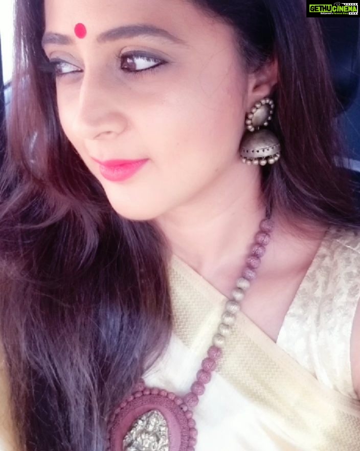 Kaniha Instagram - #beat the Monday blues #redlipstick#redbindi#jhumkas#ethnicwear Have an awesome week😚😙