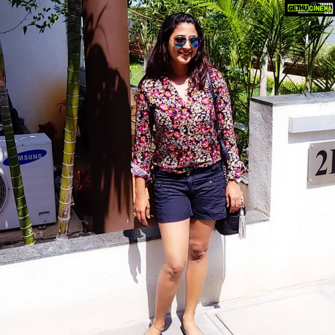 Kaniha Instagram - Hot sunny day in Chennai.. Now stop moral policing me for wearing shorts..🙄😏 #hotday#shorts#shades#csk