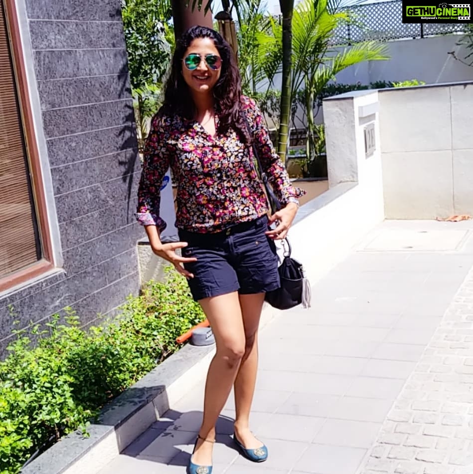 Kaniha Instagram - Hot sunny day in Chennai.. Now stop moral policing me  for wearing shorts..🙄😏 #hotday#shorts#shades#csk - Gethu Cinema