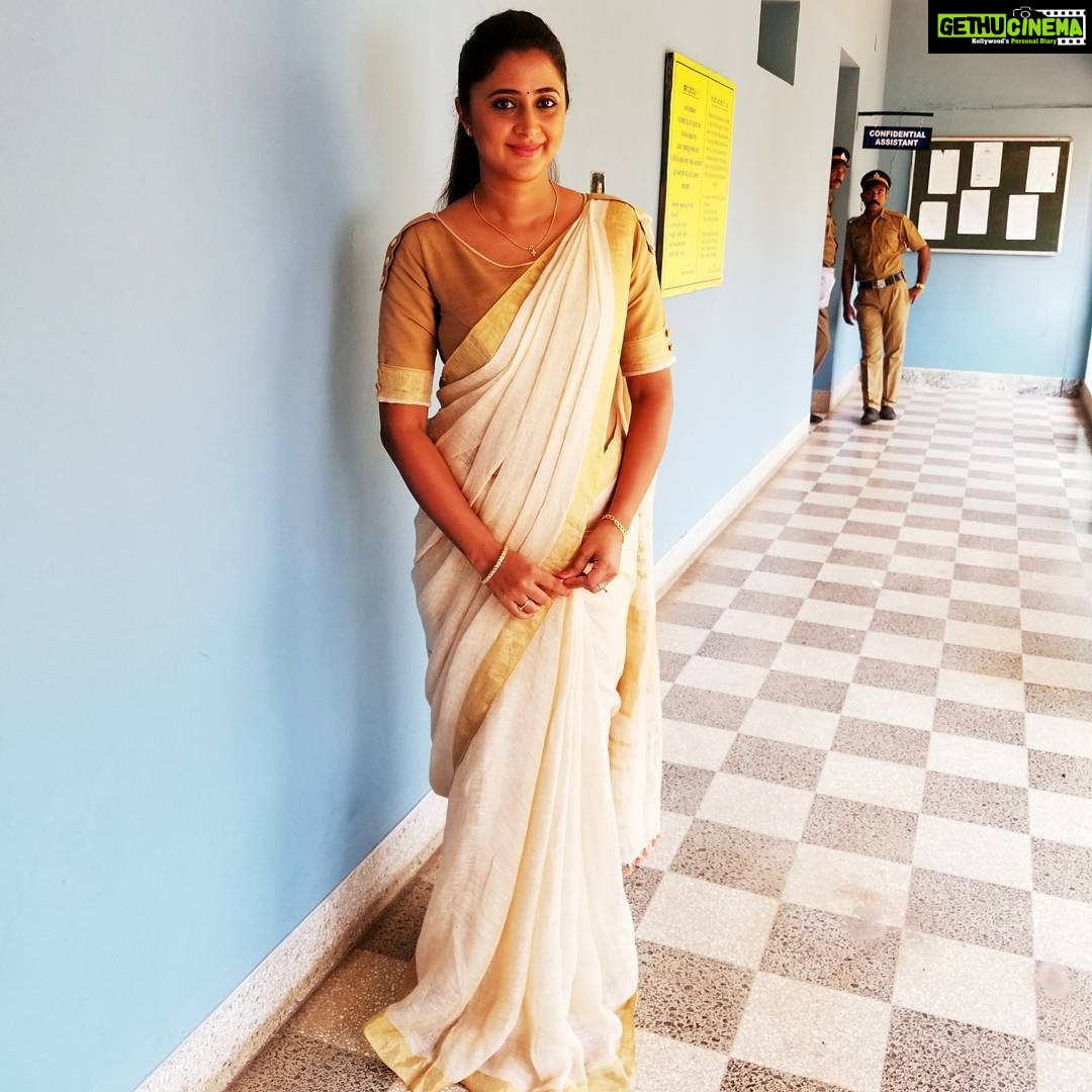 Kaniha Instagram - #Smile coz it is contagious.. Have a lovely week all.. From the location of #AbrahaminteSanthathikal Kochi, India