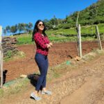 Kaniha Instagram - Standing tall being caressed by the chill breeze.. Never knew a beach bum like me would fall in love with the hills.. In love❤ #nilgiris #hills #lifeisgood Coonoor