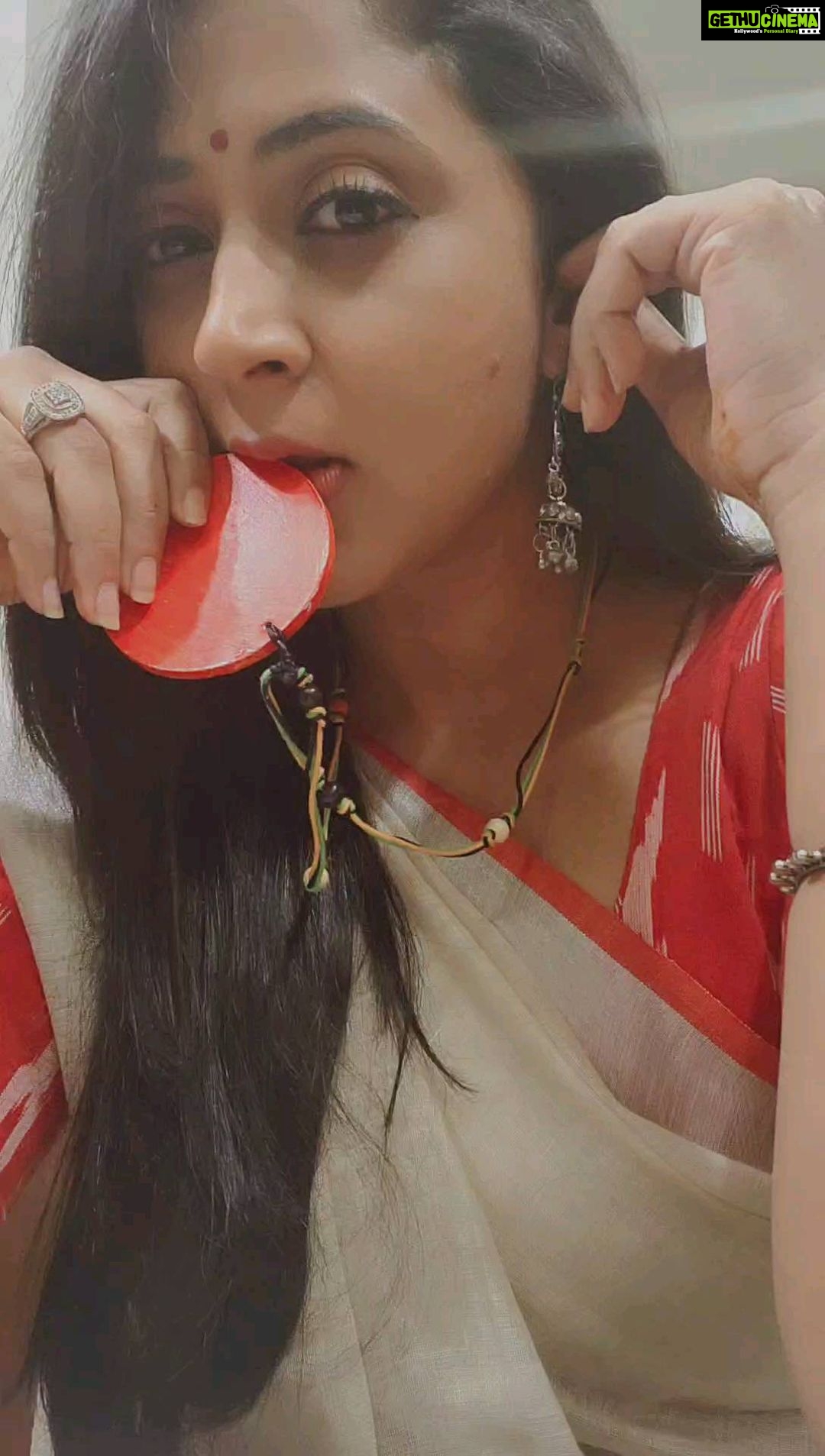 Kaniha Instagram - This is the closest I can get myself to doing an item song 🤣🤣 Why sexy clothes when ur eyes can do the talking? 😝😝 Tips on what to do in your break time🤣🤣 @samantharuthprabhuoffl babe you look bomb🔥 uff!! #samantharuthprabhu #ooantavaooooantava #pushpamovie #pushpa #itemsong