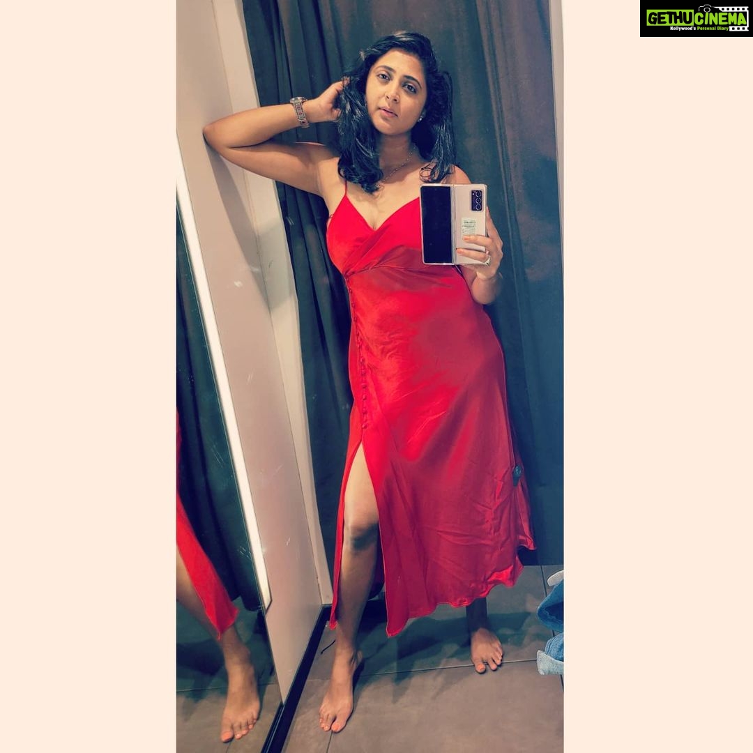 Kaniha Instagram - Trial room mirrorfies @zara ! Just adding a splash of RED β€ on your wall! That's it ! β€ Ps: I dint pick up this dress by the way π #reddress #zara #mirrorfie #selfie #trialroomselfie #trialroom #trials #whynot