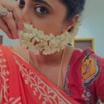Kaniha Instagram - Some vanity room shenanigans!! When me & mirror me meet, craziness is the bi product 😋😋😋 Embracing my silly, funny,goofy ,crazy side!! #reelitfeelit #reelfun #reels #reelsinstagram #maduraiponnu #beingme #unapolegeticallyme