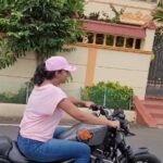 Kaniha Instagram – It’s never too late to learn anything!
Don’t wait for that right moment..
Make every moment yours !!

#harleydavidson #bikergirl #learningtobike
#girlsonbikes 
 Ps: my helmet was removed purely for this video 😊
💖