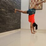 Kaniha Instagram – Yo this mommy has still  got it hmmmmm!!
Bumped into this trend  all over on ma instapage and had to try it..
Not bad for a first attempt yayyyy!!
Try it out mommies❤️
#momchallenge
#flexibilitychallenge
#instatrend #reelsinstagram #justforfun Chennai, India