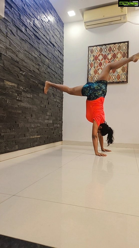 Kaniha Instagram - Yo this mommy has still got it hmmmmm!! Bumped into this trend all over on ma instapage and had to try it.. Not bad for a first attempt yayyyy!! Try it out mommies❤️ #momchallenge #flexibilitychallenge #instatrend #reelsinstagram #justforfun Chennai, India
