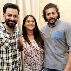Kaniha Instagram - This deserves a post Becoz  this click is special 💕
Towered by two fine actors on either side.
@therealprithvi @jayamravi_official 
#goodtimes
#laughter #chitchat #Happinesss