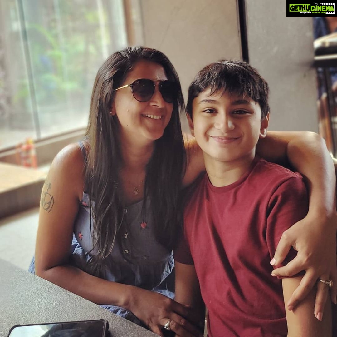 Kaniha Instagram - My little big world!! And in the end it's only a handful to whom you will matter, And just another handful who will matter to you.. Hold on tight to that special world... And let Everything else pass by with a Smile. #loveisbeautiful #family #smalljoys Farzi Cafe, Hyderabad