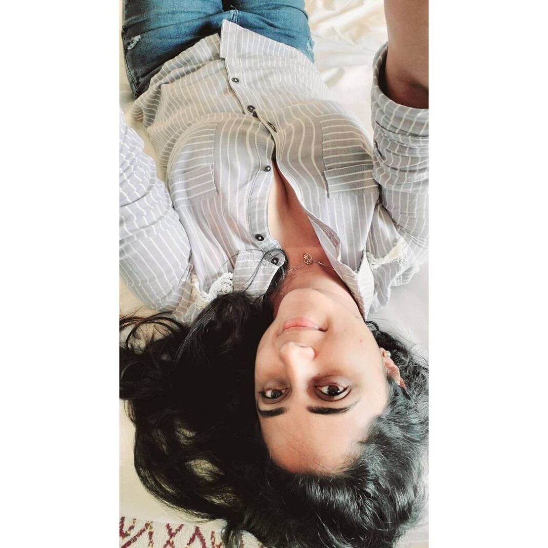 Kaniha Instagram - Sometimes getting a different perspective is always good! Have a fab week! Just thought I'd make some heads err phones turn😋 Hyderabad