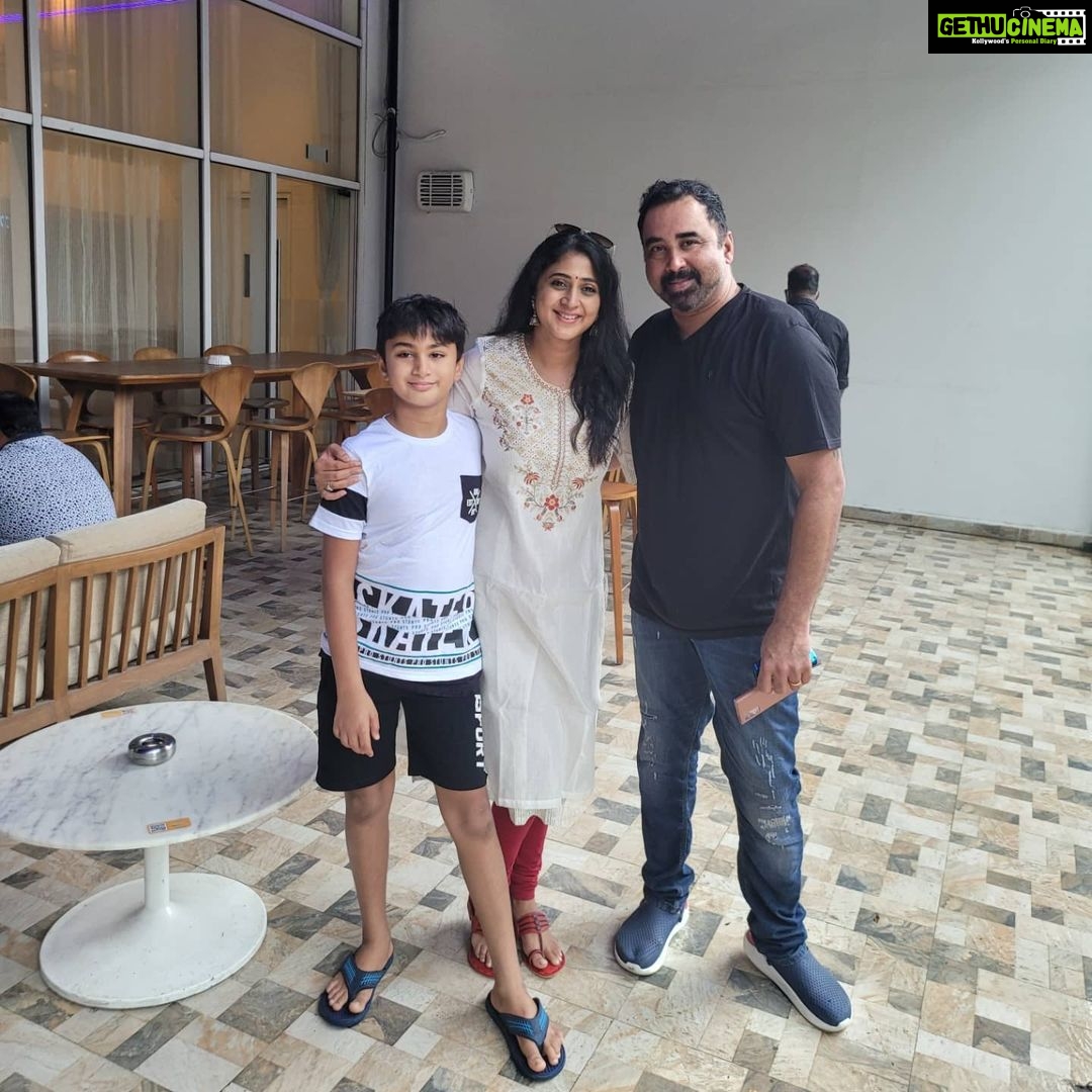 Kaniha Instagram - Onam Saddhya with ma Familia and team #Brodaddy Happy tummy, Good vibes, All smiles !!! 😌😊🤗🥰 Hyderabad
