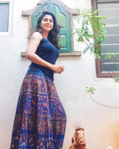 Kaniha Instagram - And she kept cool and  calm!

💕

Happy Sunday peeps🤗

Ps:My karuveppilai(curry leaf) plant was so adamant to photo bomb 😋