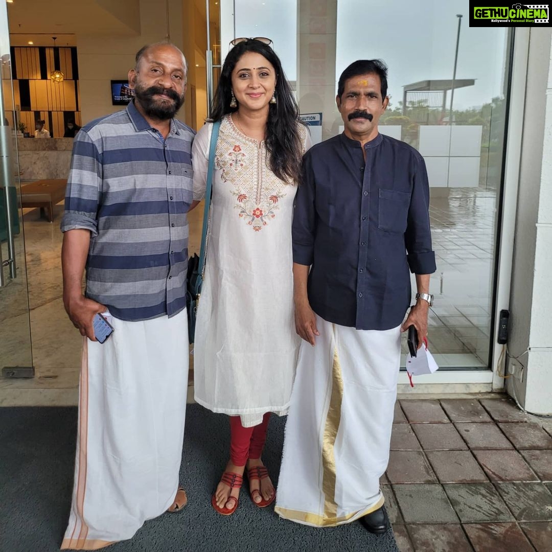 Kaniha Instagram - Onam Saddhya with ma Familia and team #Brodaddy Happy tummy, Good vibes, All smiles !!! 😌😊🤗🥰 Hyderabad
