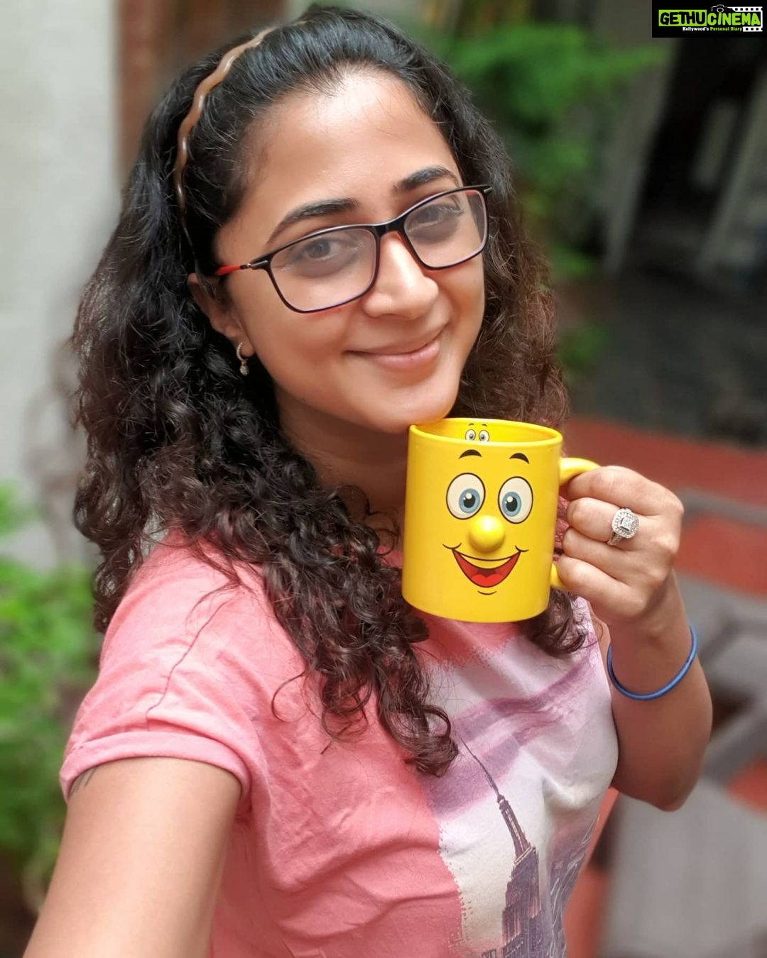 Kaniha Instagram - Let go of all those things that weigh you down!! People,emotions,fear,insecurities,anxiety and see how beautiful and light you feel.. Almost like a new born person! 😊😊😊 Have a goooooooood day ❤ #behappy #choosehappiness #choosekindness #startfresh #loveyourself Chennai, India