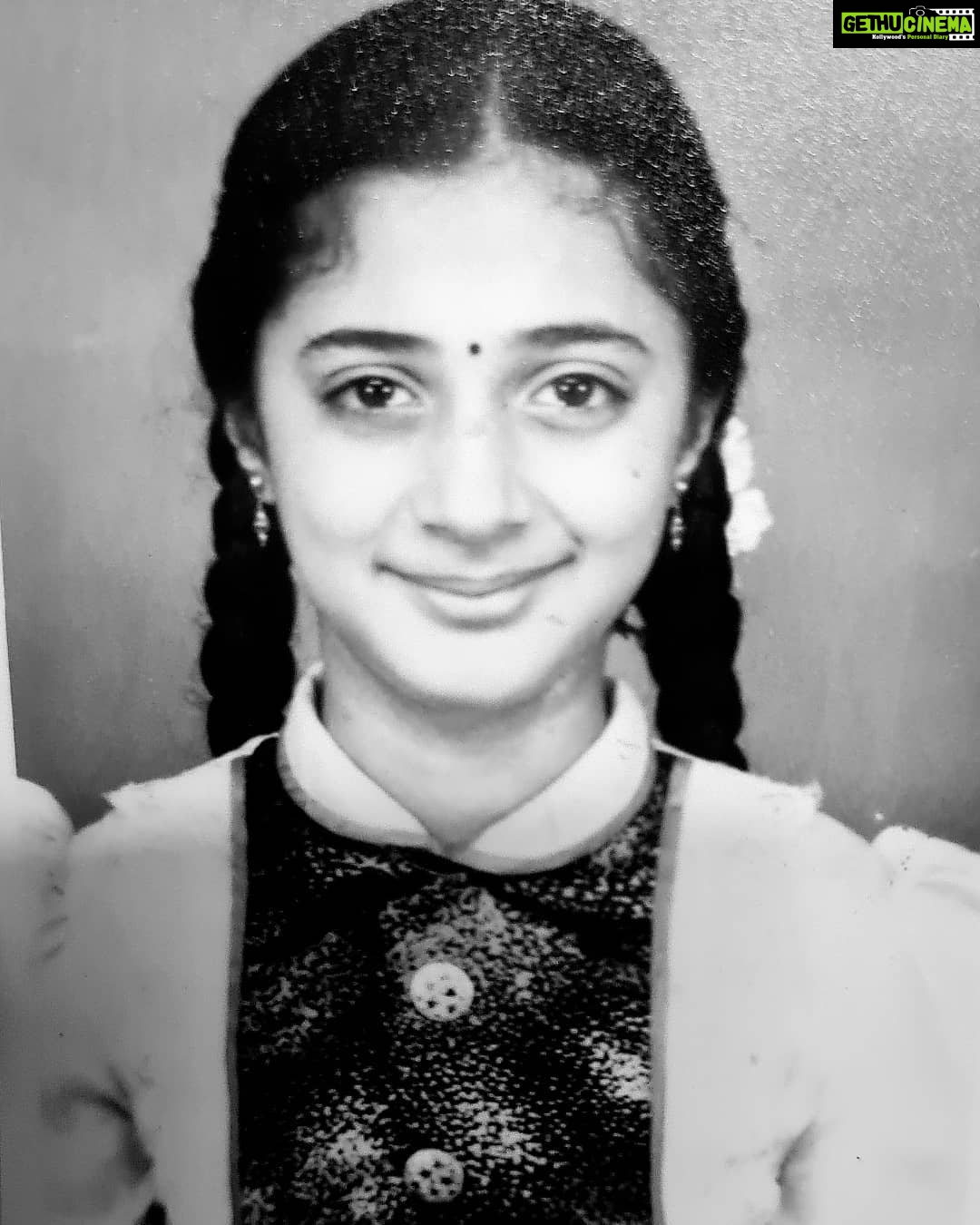 Kaniha Instagram - That Madurai girl! மதுர பொண்ணு! The neatly oiled n plaited hair, that tiny bindi, and a little strand of jasmine flowers used to be that nerd me back in school. ❤ #passportphoto #flashback #blackandwhite #youngerme